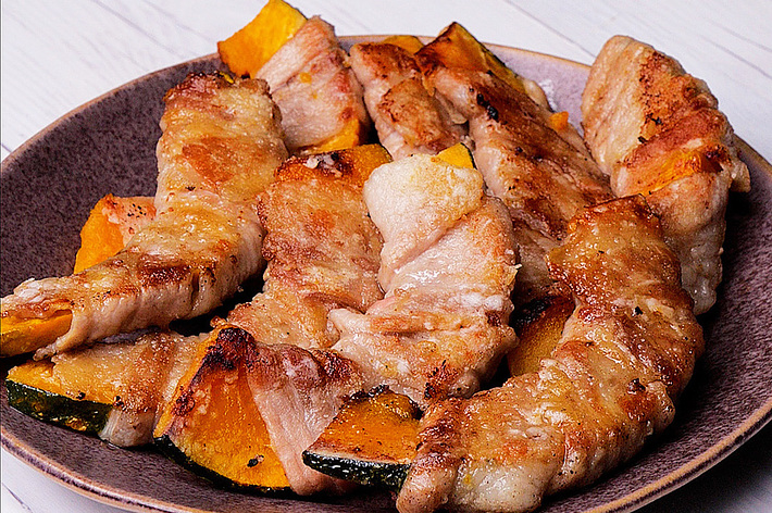 お皿に盛られた美味しそうな焼き豚肉と野菜の料理。