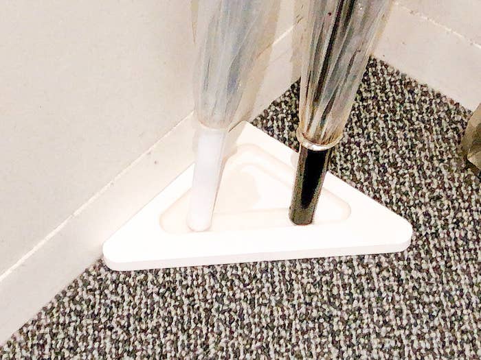 DAISO（ダイソー）のおすすめ傘用品「珪藻土傘立て」