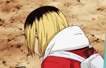 Kenma Kozume de Haikyuu!! agachado, con una sudadera con capucha blanca y un abrigo rojo sobre los hombros