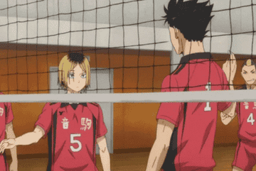 Personajes de Haikyuu jugando voleibol en un partido, Kenma Kozume, Tetsurō Kuroo y otros compañeros de equipo con uniformes de voleibol número 1, 4 y 5