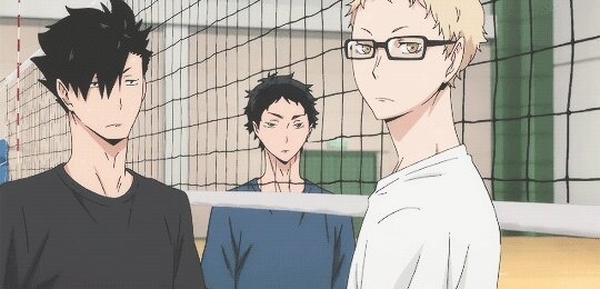 Kuroo, Yaku, y Tsukishima de Haikyuu se encuentran en una cancha de voleibol, con una red y muro de fondo. Todos miran hacia adelante