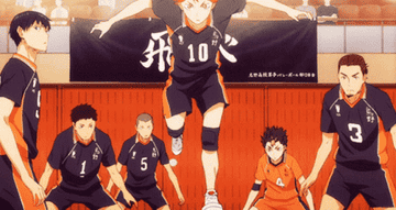 Personajes de Haikyuu!! en un partido de voleibol. En la imagen están Kageyama, Tanaka, Hinata, Tsukishima, Nishinoya y Ennoshita en uniforme deportivo