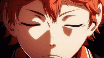 Primer plano de Shoyo Hinata, personaje de la serie de anime "Haikyuu!!", con los ojos cerrados