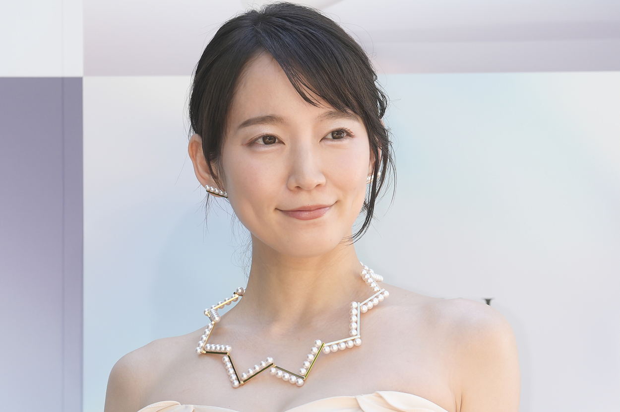 吉岡里帆、“娘”をお姫様だっこ→「素敵な親子ショット」「母親の顔してる」と反響