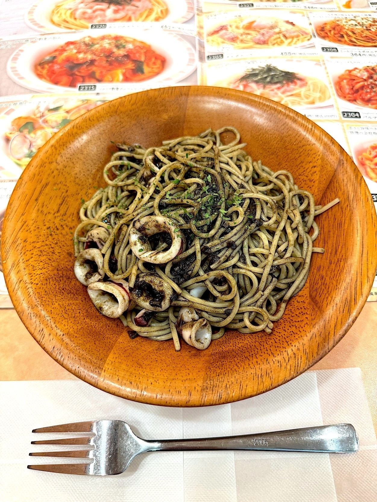 サイゼリヤのおすすめパスタ「イカの墨入りセピアソース」