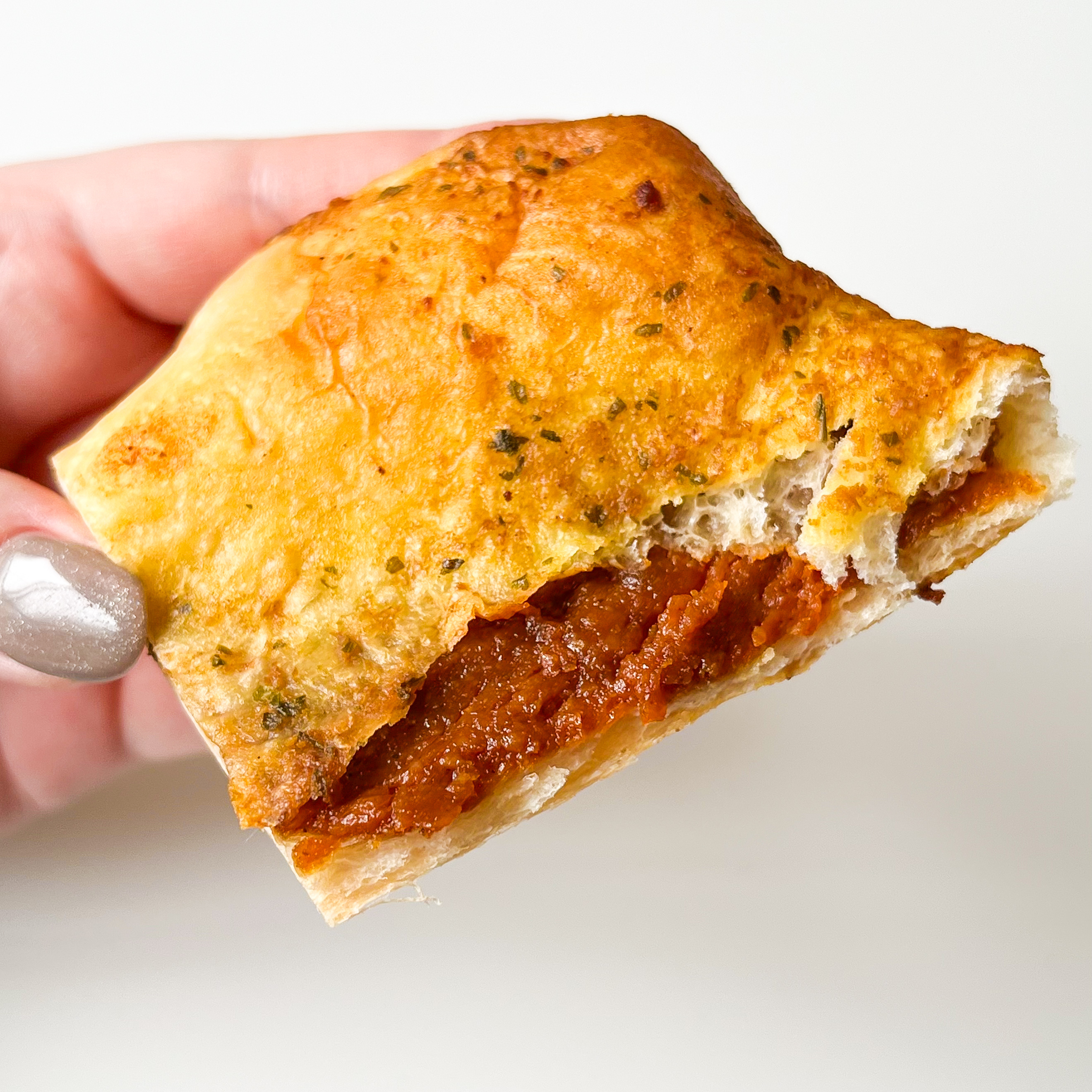 FamilyMart（ファミリーマート）のおすすめ惣菜パン「バターチキンカレーのナン」