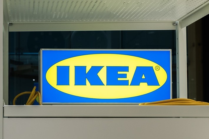 IKEAのロゴが掲示された看板