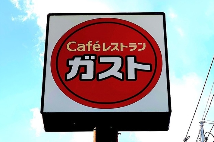 カフェの看板に「Caféレストラン ガスト」と書かれています。