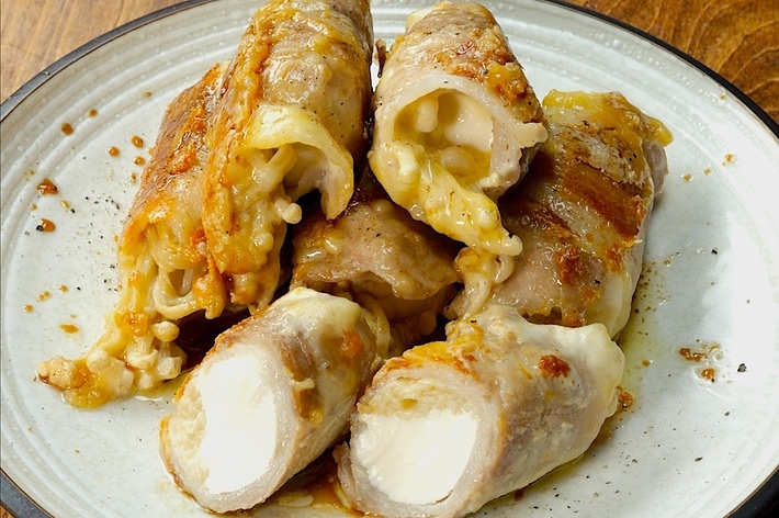 お皿に盛られたチーズ入りの肉巻き料理。