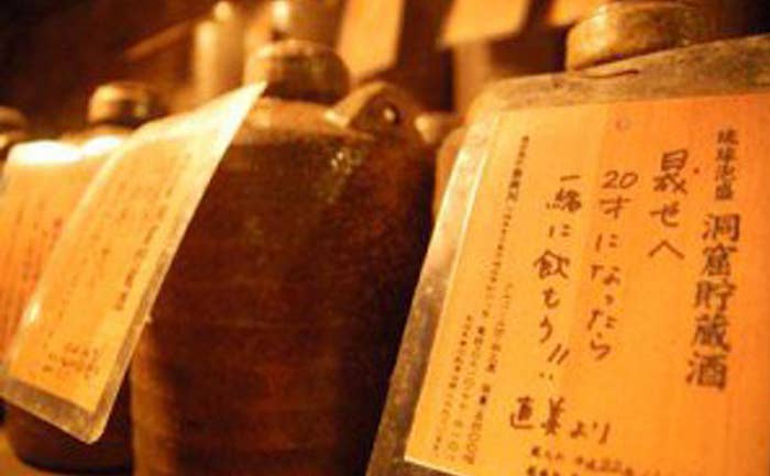 複数の陶器製の酒瓶が並んで配置され、ラベルには日本語の文字が書かれています。