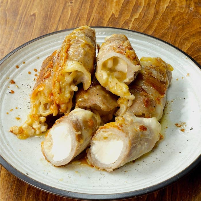 お皿に盛られた豆腐を巻いた豚肉の料理。