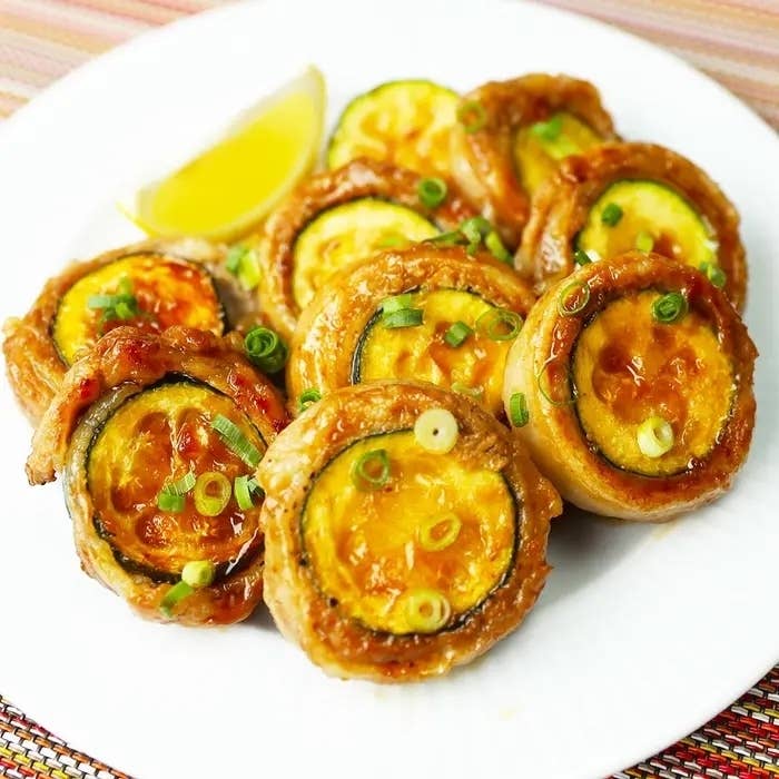 お皿の上に並べられたズッキーニを豚バラ肉で焼いたレシピ。