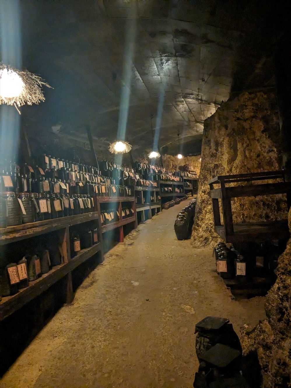 貯蔵庫の内部、瓶が棚にずらりと並べられている通路。