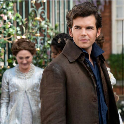 Hombre vestido con chaqueta histórica frente a una mujer con vestido de época