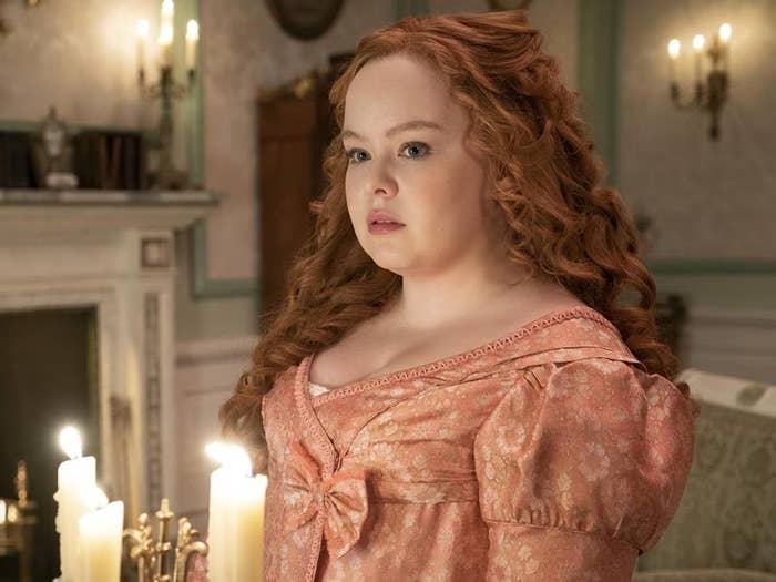 Penélope Featherington en una escena de Bridgerton, con vestido elegante de época