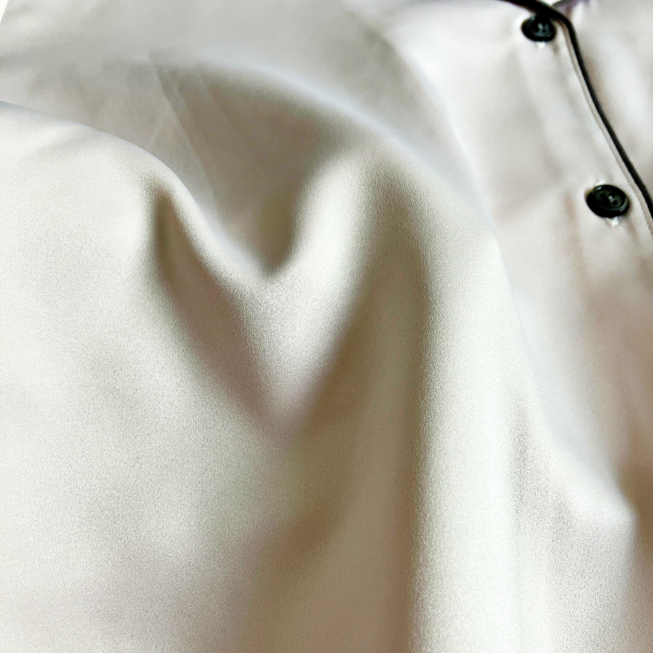 GU（ジーユー）のおすすめパジャマ「サテンパジャマ（半袖&amp;amp;ロングパンツ）+X」