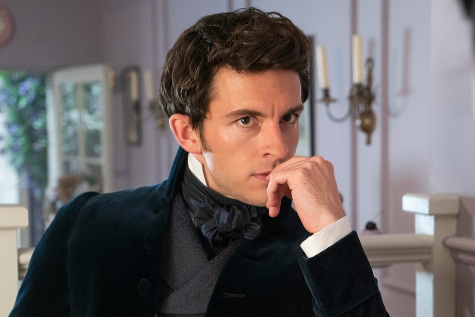 Hombre en traje de época mirando pensativo