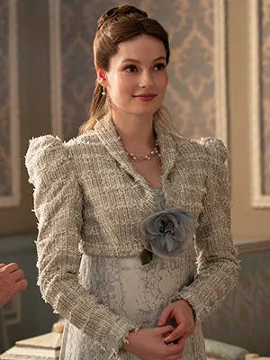 Dama en vestido vintage con flor decorativa, personaje de época