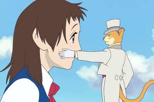 アニメのキャラクター、少女と猫の紳士が顔を近づけるシーン。
