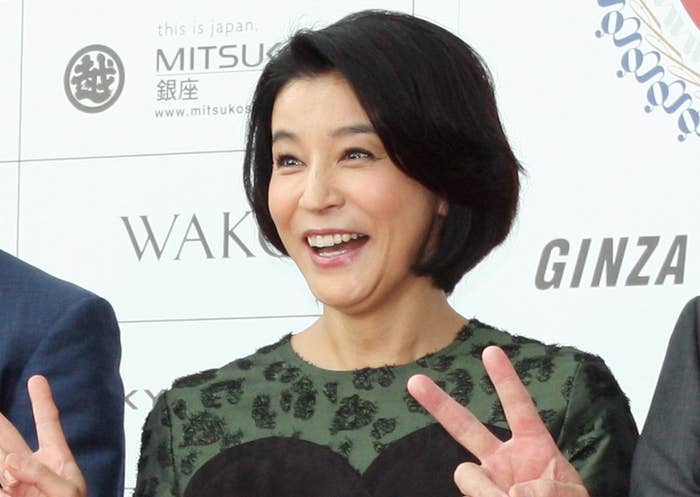 5人の中心で高嶋ちさ子さんがカメラに向かってピースサインをしている。