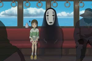 アニメーション映画の主人公の少女と「顔のない男」が列車内に座っているシーン。