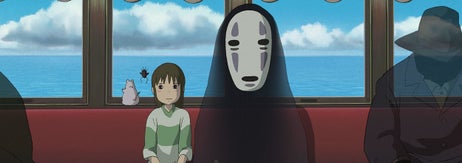 アニメーション映画の主人公の少女と「顔のない男」が列車内に座っているシーン。