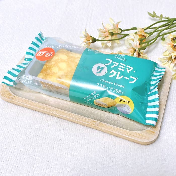 FamilyMart（ファミリーマート）のおすすめのスイーツ「ファミマ・ザ・クレープ チーズ」