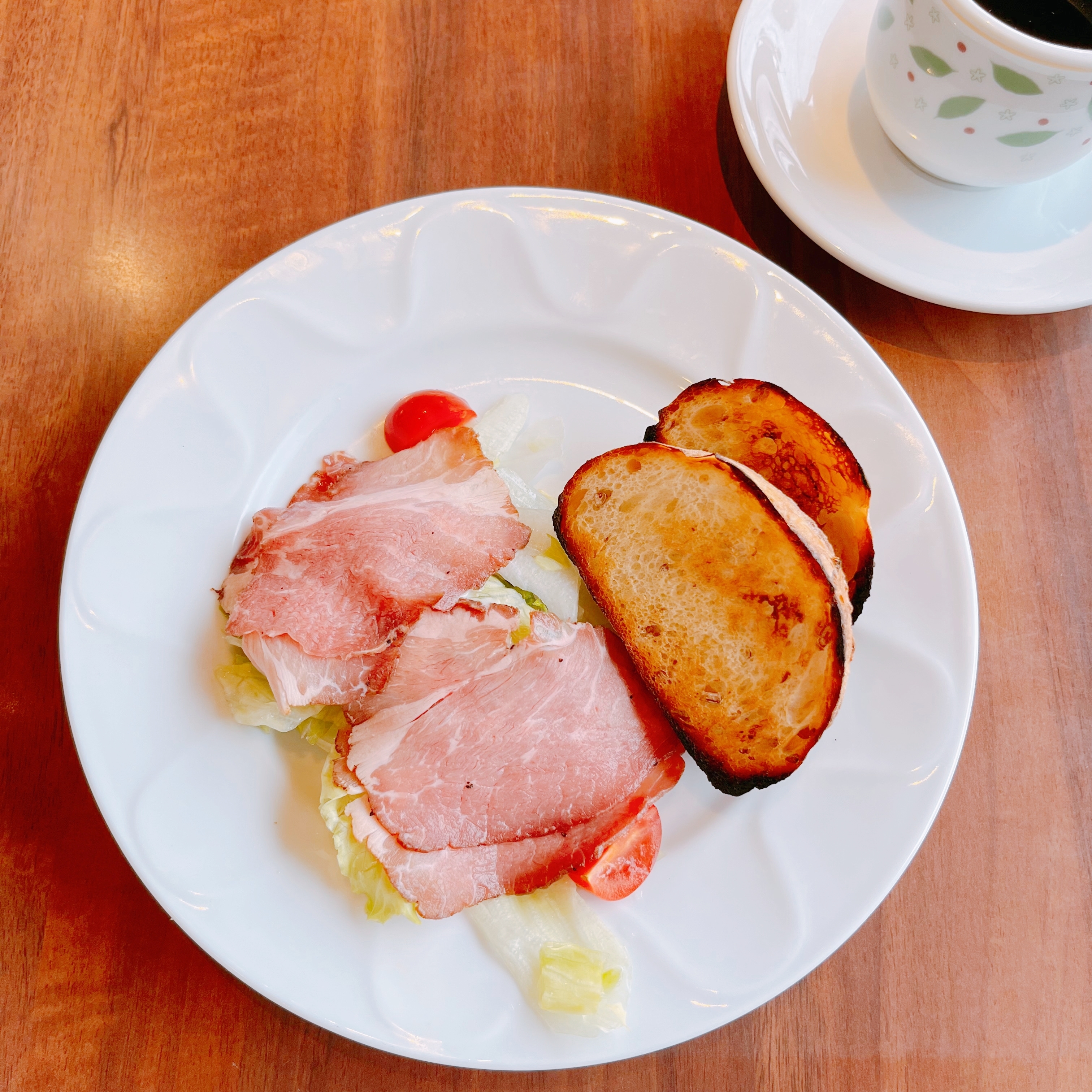 デニーズのオススメモーニング「ローストポークサラダ ライ麦パン添え ドリンクつき」