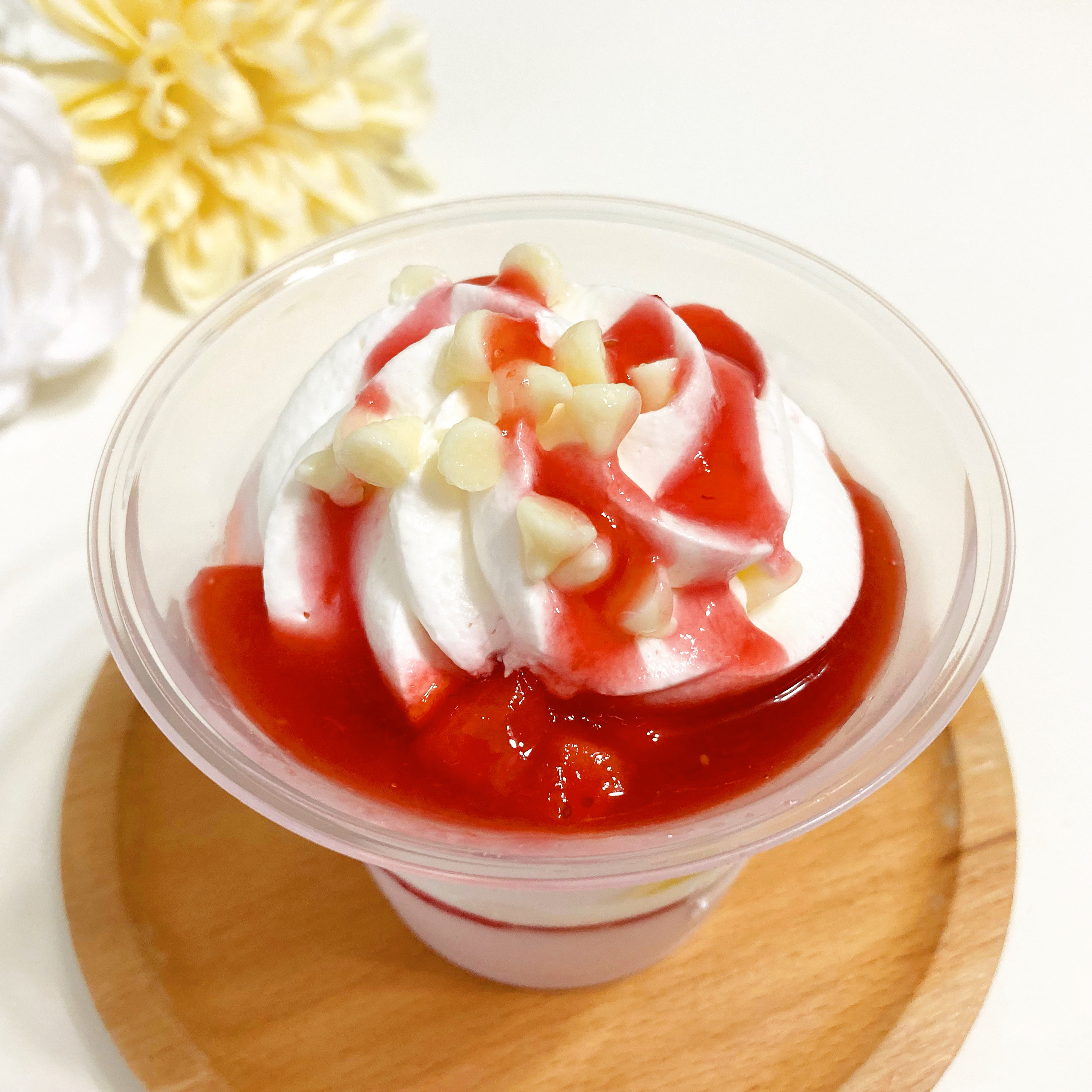 FamilyMart（ファミリーマート）のいちごスイーツ「いちごみるくパフェ」