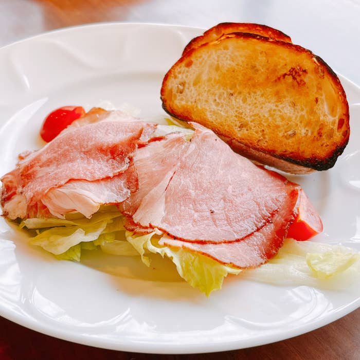 デニーズのオススメモーニング「ローストポークサラダ ライ麦パン添え ドリンクつき」