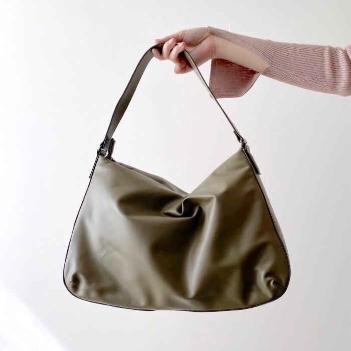 UNIQLO（ユニクロ）のおすすめファッションアイテム「レザータッチパフィーバッグ」