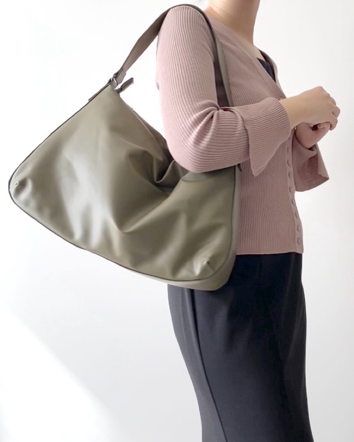 UNIQLO（ユニクロ）のおすすめファッションアイテム「レザータッチパフィーバッグ」