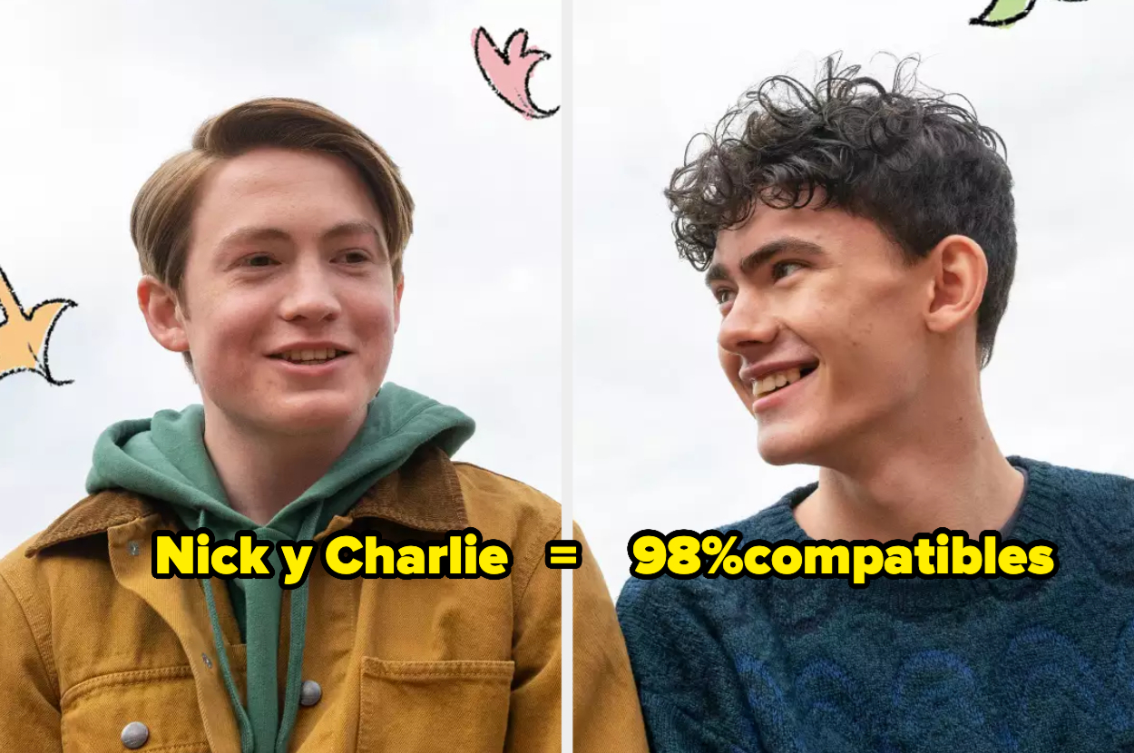 Nick y Charlie, sonriendo y sentados al aire libre, con el texto "Nick y Charlie = 98% compatibles" sobre la imagen