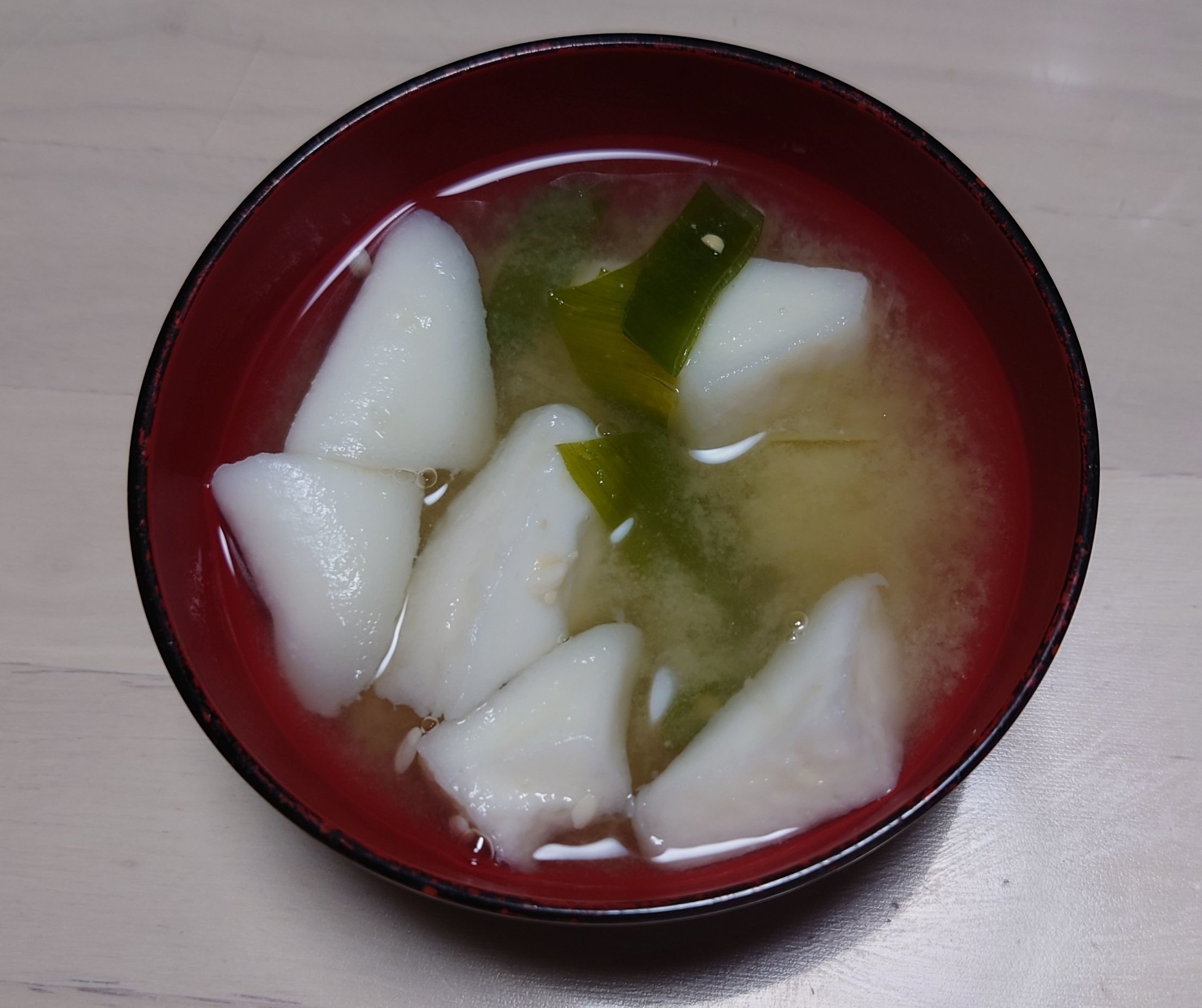 切ったはんぺんをみそ汁に / まさん(BuzzFeed Japan)