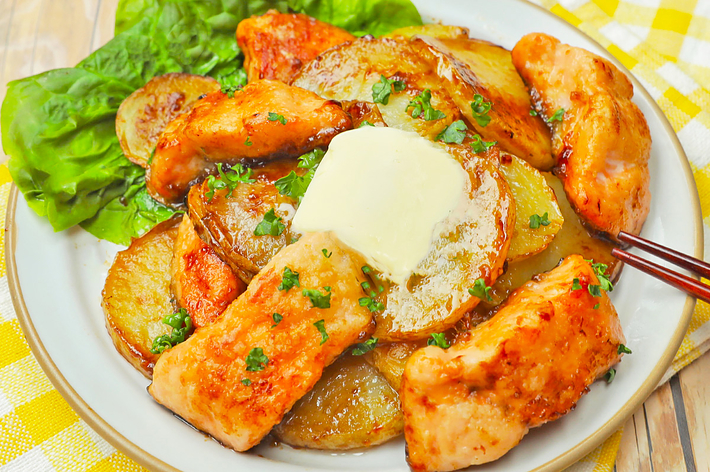 皿に盛られたポテトの料理、付け合わせにレタスが添えられている。