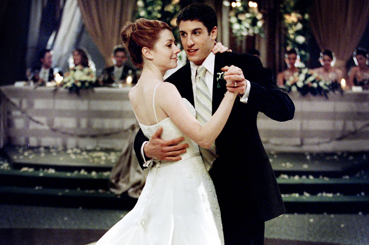 Alyson Hannigan and Jason Biggs dancing in wedding attire