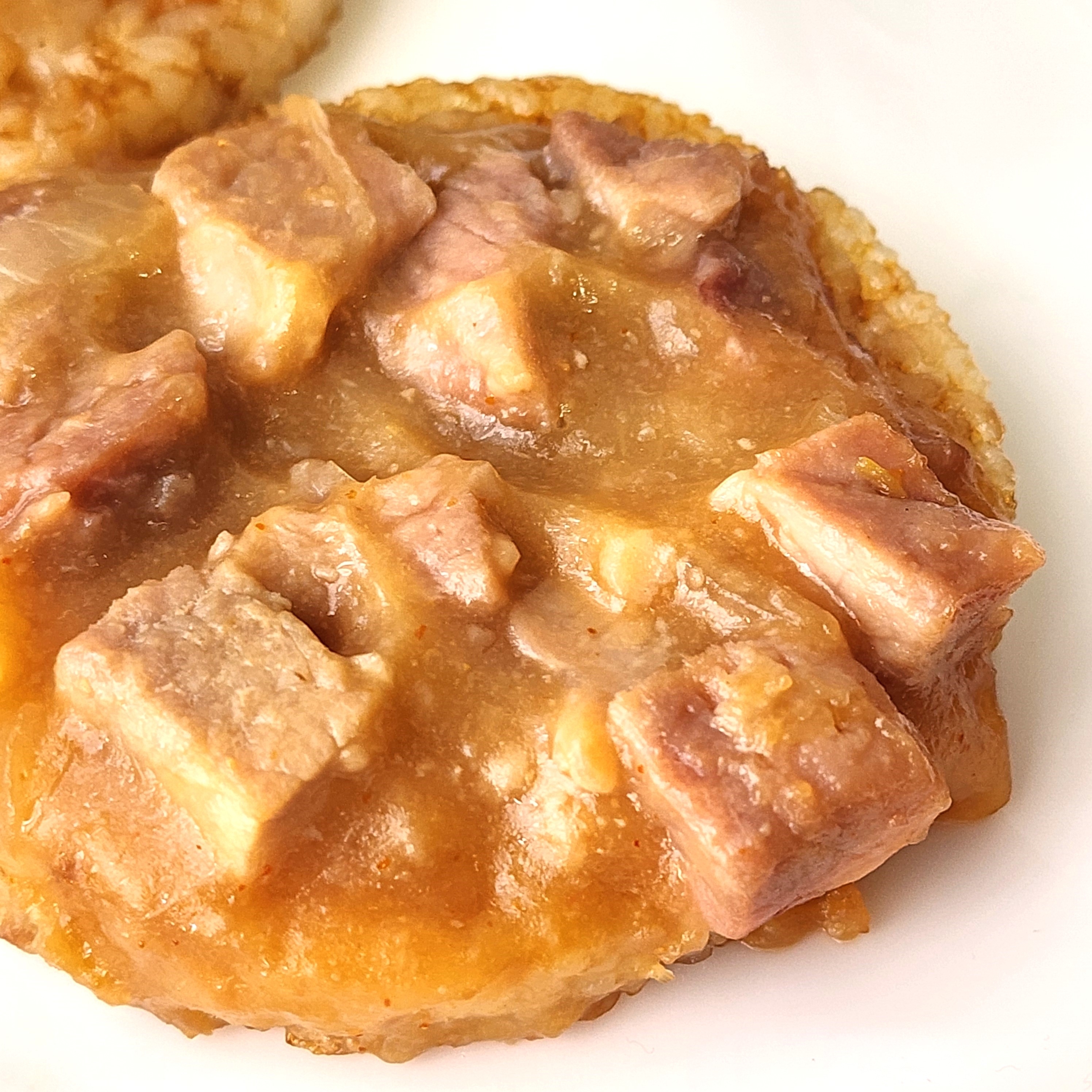 FamilyMart(ファミリーマート)のおすすめ冷凍食品「さっぽろ純連監修 ライスバーガー 焼豚みそ味」