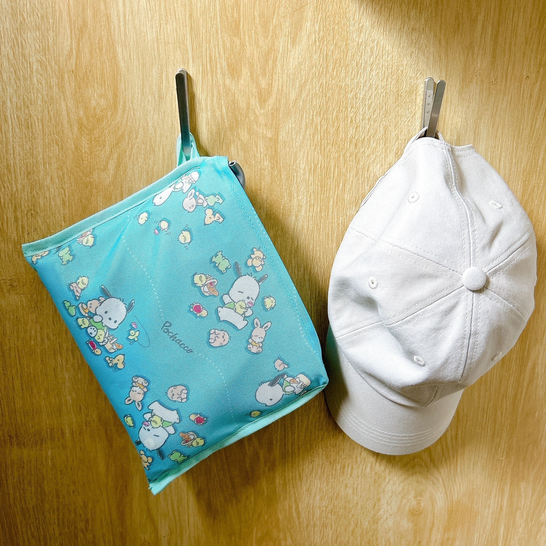 しまむらのおすすめサンリオグッズ「折り畳みレジャーバッグ(ポチャッコ)」