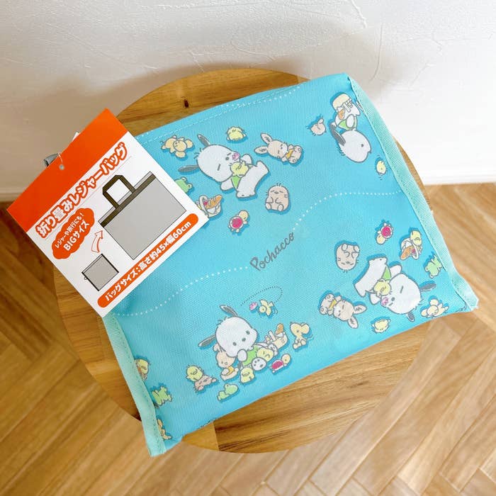 しまむらのおすすめサンリオグッズ「折り畳みレジャーバッグ(ポチャッコ)」