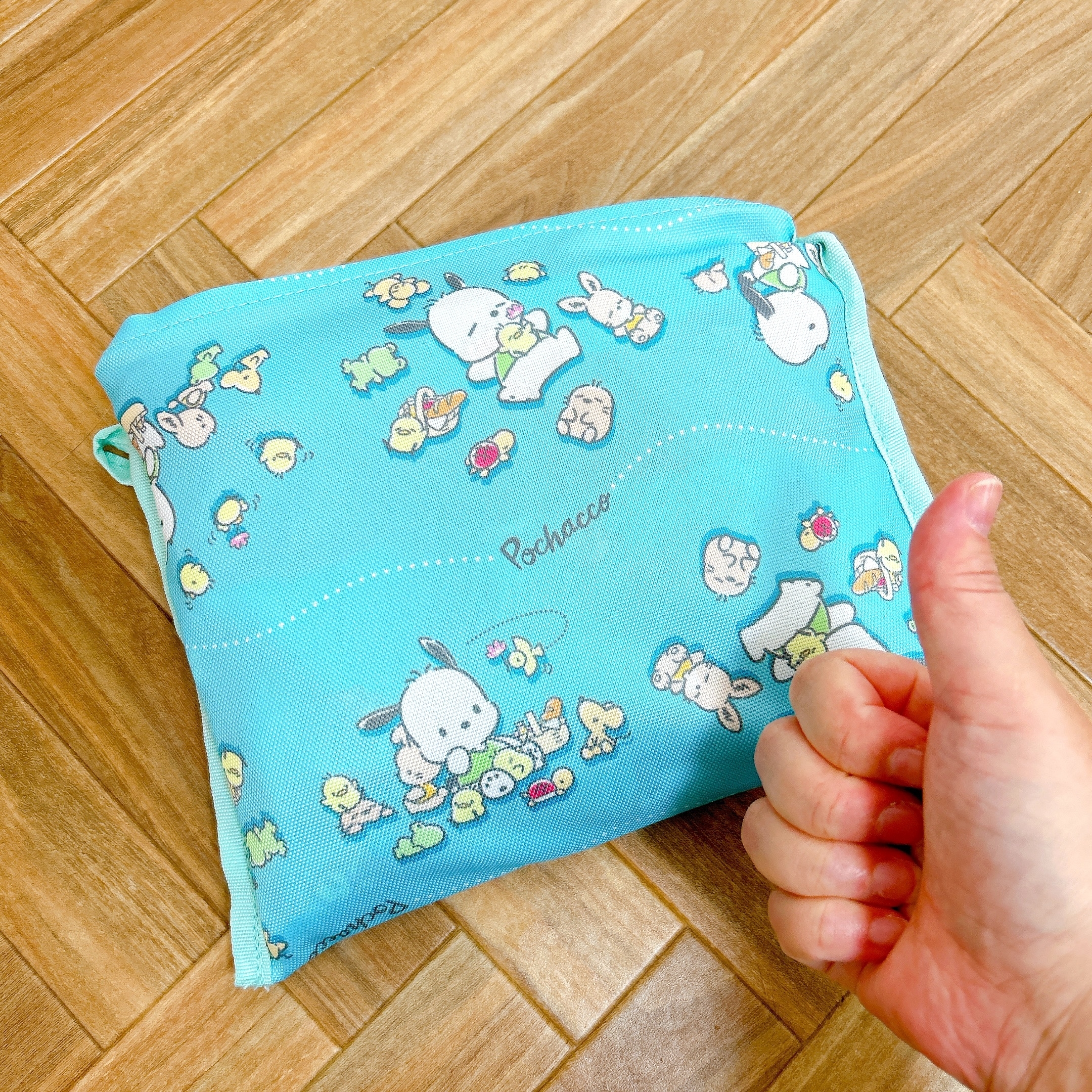 しまむらのおすすめサンリオグッズ「折り畳みレジャーバッグ(ポチャッコ)」