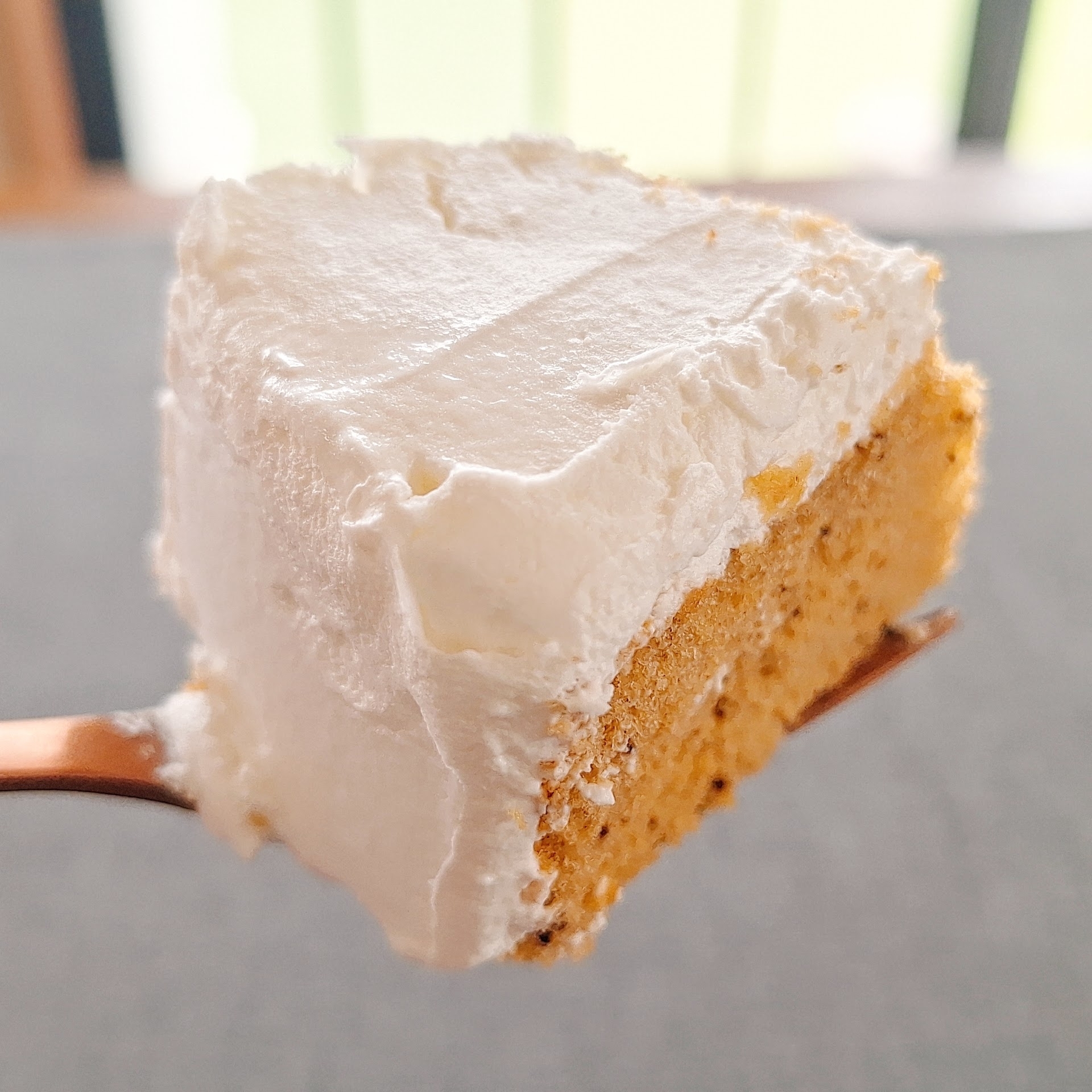 ローソンのおすすめスイーツ「紅茶シフォンケーキ」