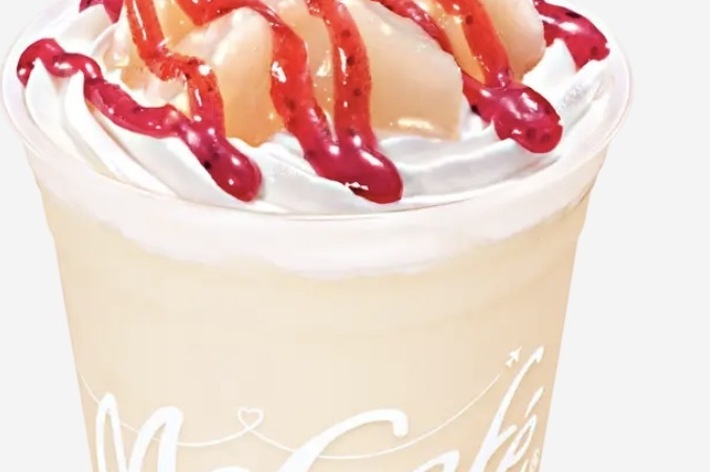 マクドナルドのマックカフェのスムージー、ホイップクリームと赤いソースがかかっている。