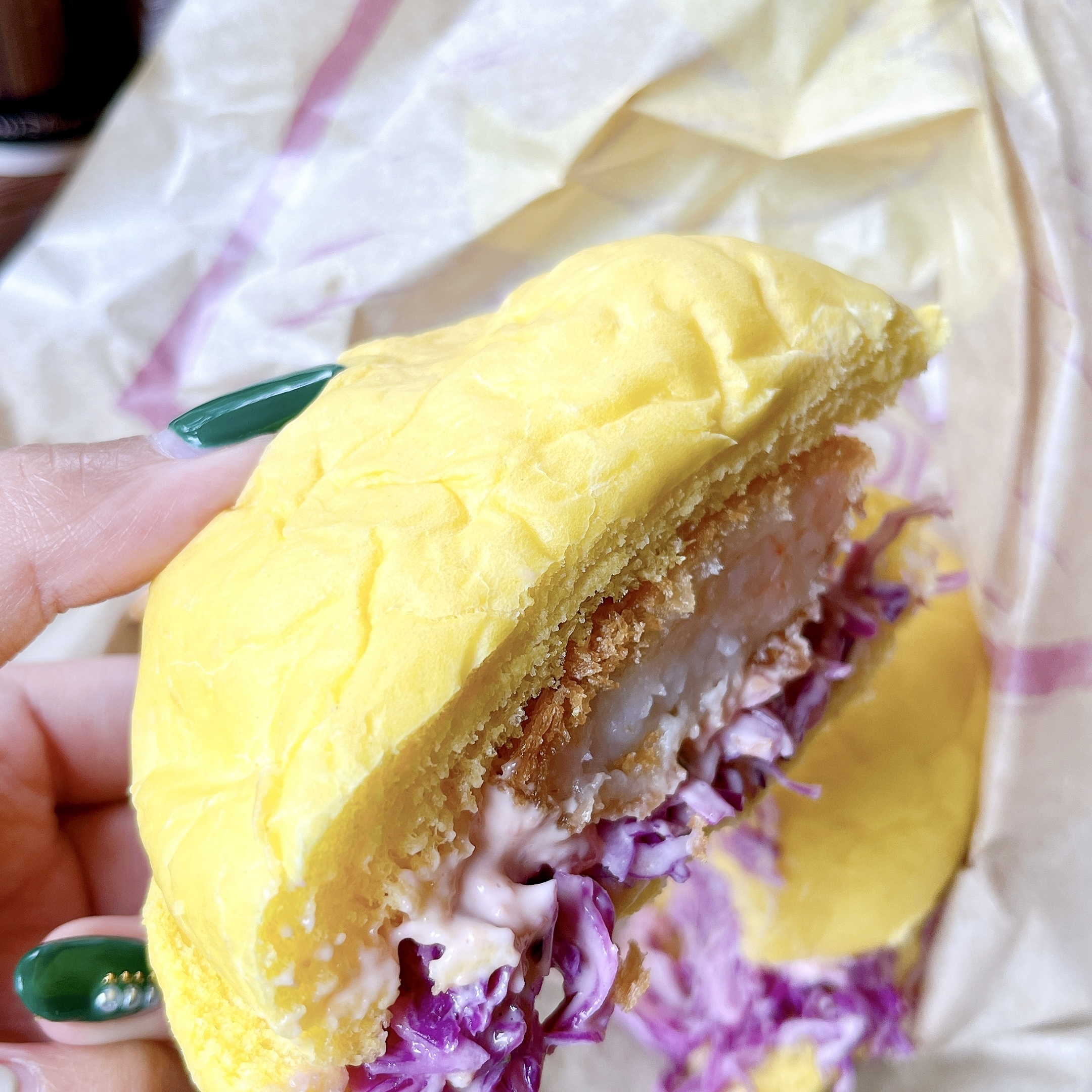 ディズニーシーの「ファンタジースプリングス」の中にあるレストランのメニュー「フライドシュリンプバーガー」