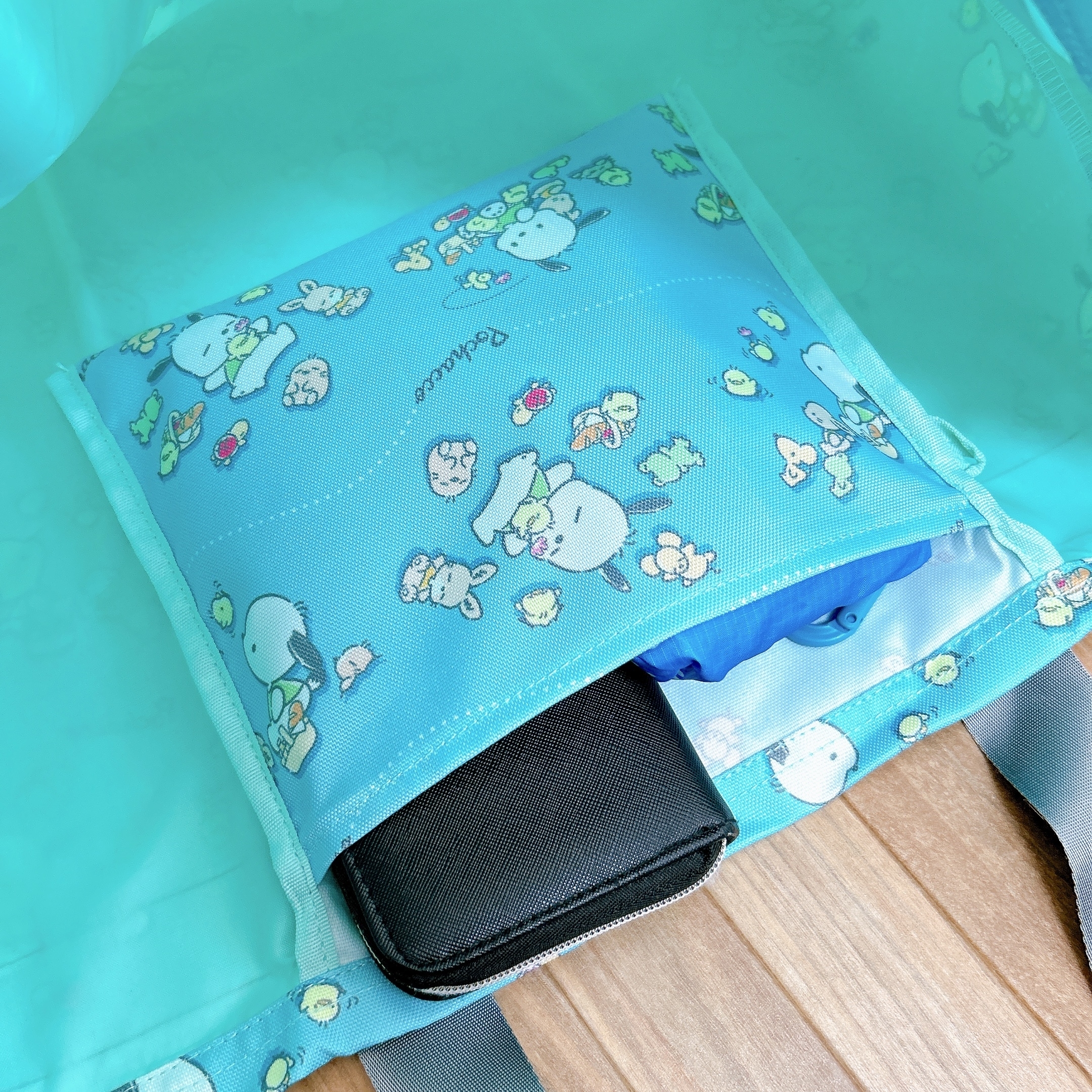 しまむらのおすすめサンリオグッズ「折り畳みレジャーバッグ（ポチャッコ）」