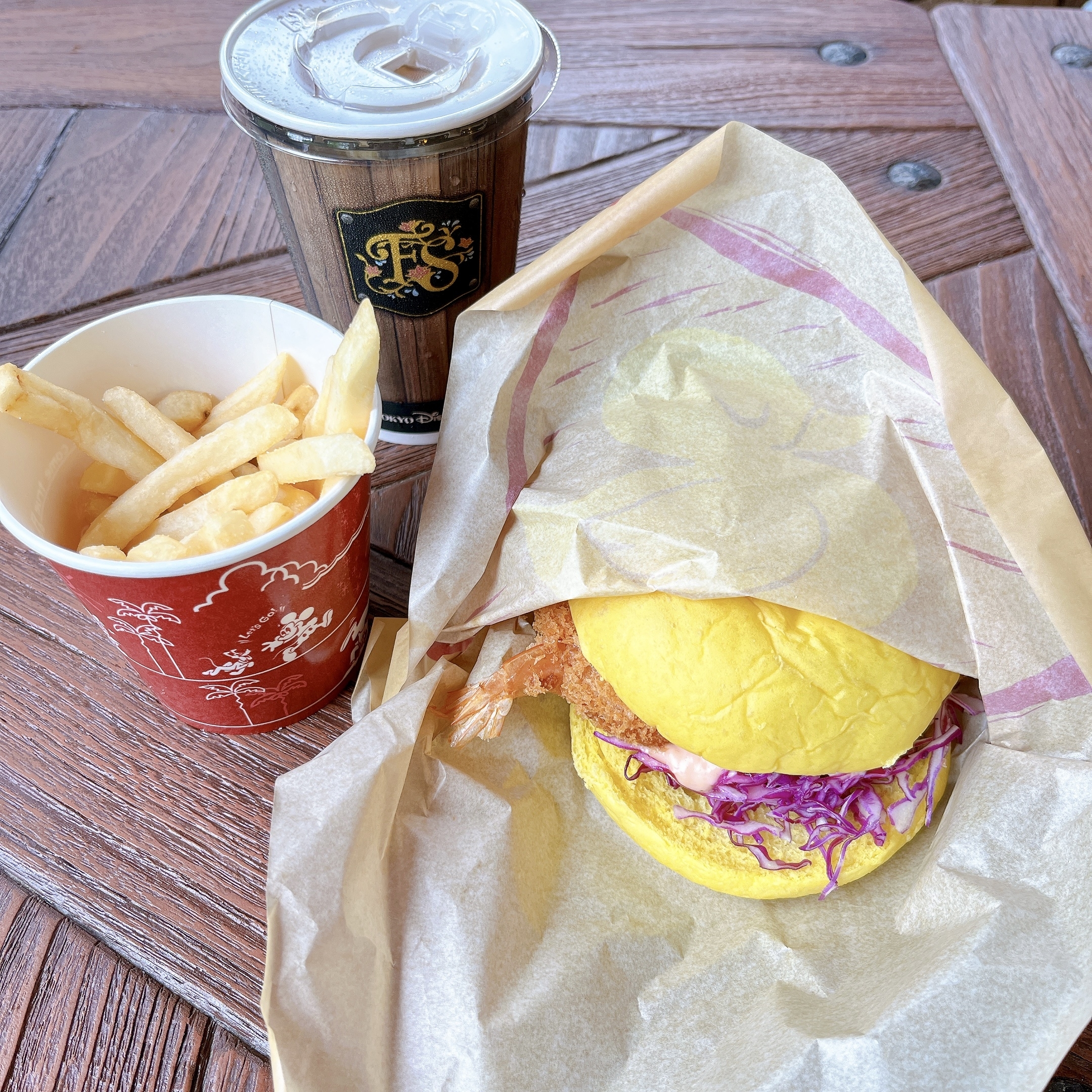 ディズニーシーの「ファンタジースプリングス」の中にあるレストランのメニュー「フライドシュリンプバーガー」