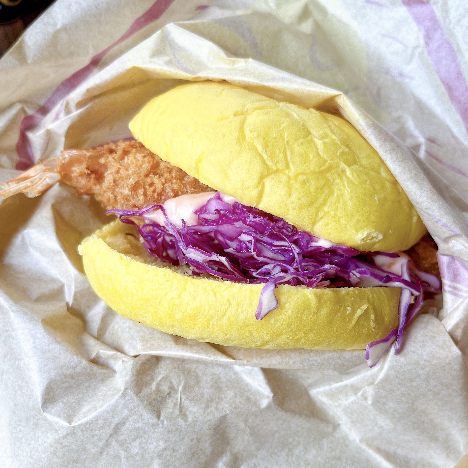 ディズニーシーの「ファンタジースプリングス」の中にあるレストランのメニュー「フライドシュリンプバーガー」