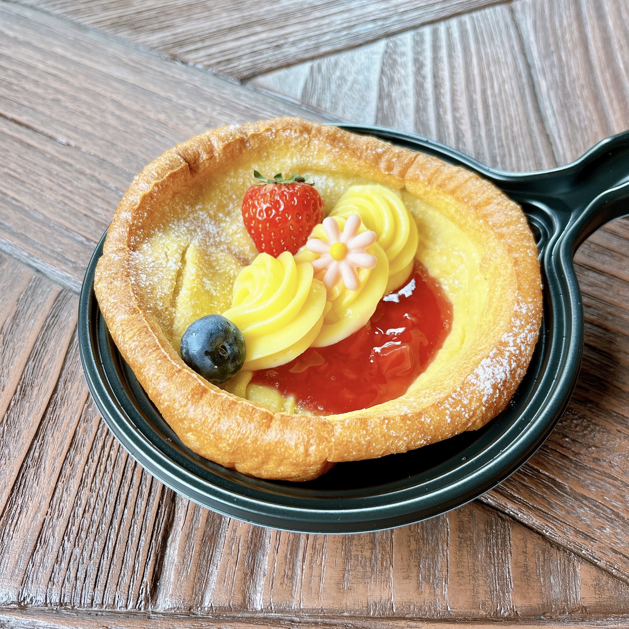 ディズニーシーの「ファンタジースプリングス」の中にあるレストランのメニュー「スウィーツエバーアフター（レモン＆ストロベリー）」