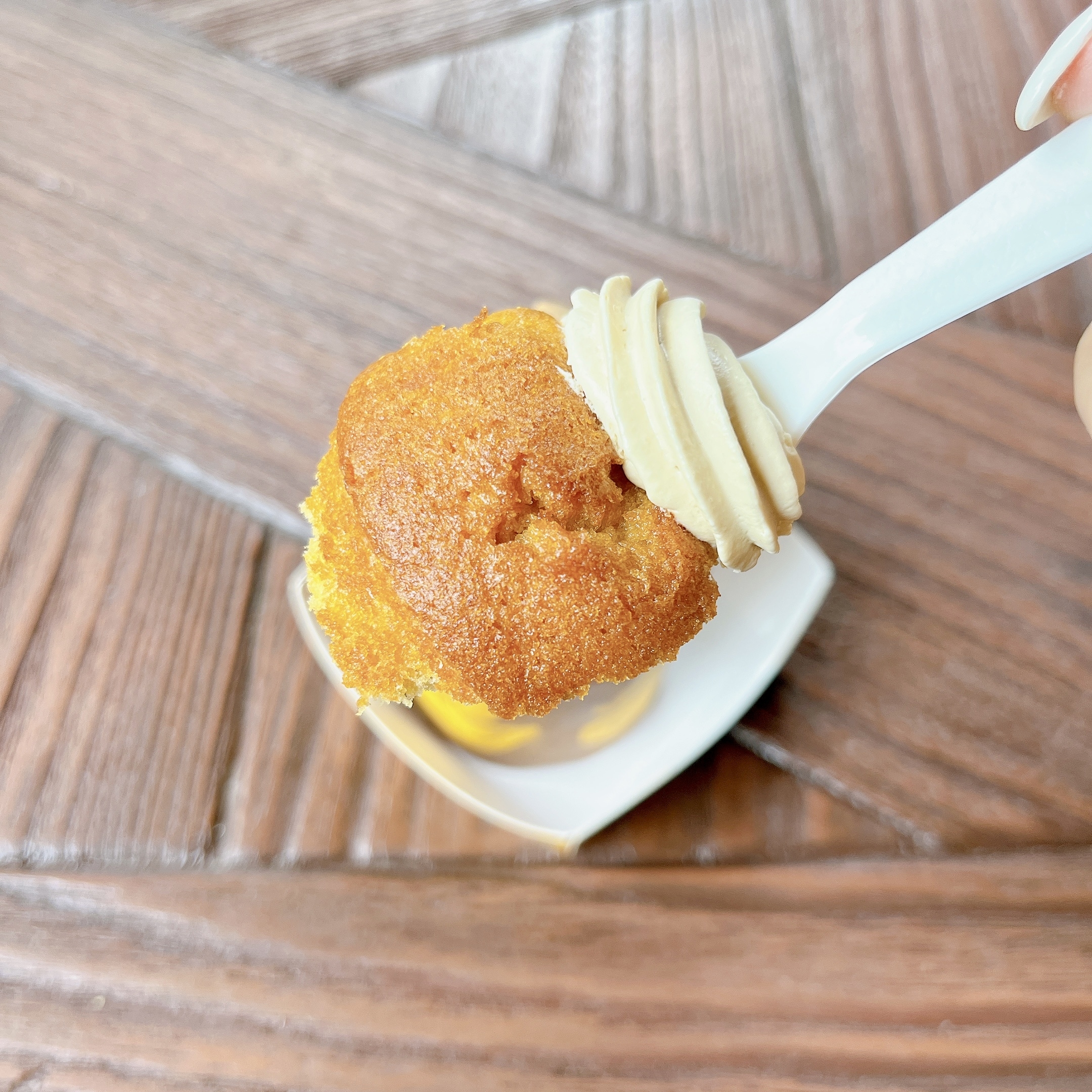 ディズニーシーの「ファンタジースプリングス」の中にあるレストランのメニュー「ダックリングマフィン（キャラメル）」