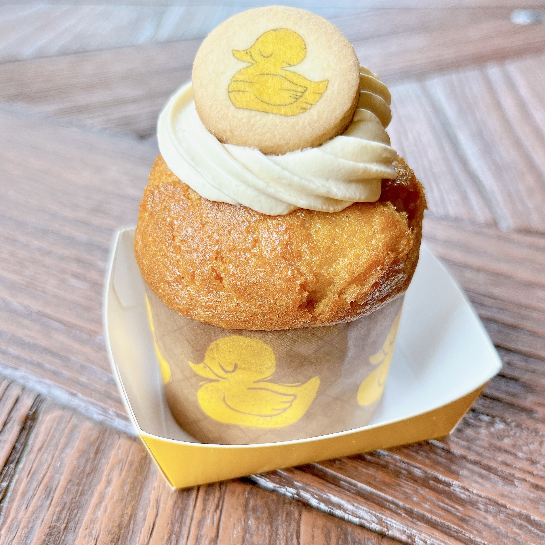 ディズニーシーの「ファンタジースプリングス」の中にあるレストランのメニュー「ダックリングマフィン（キャラメル）」