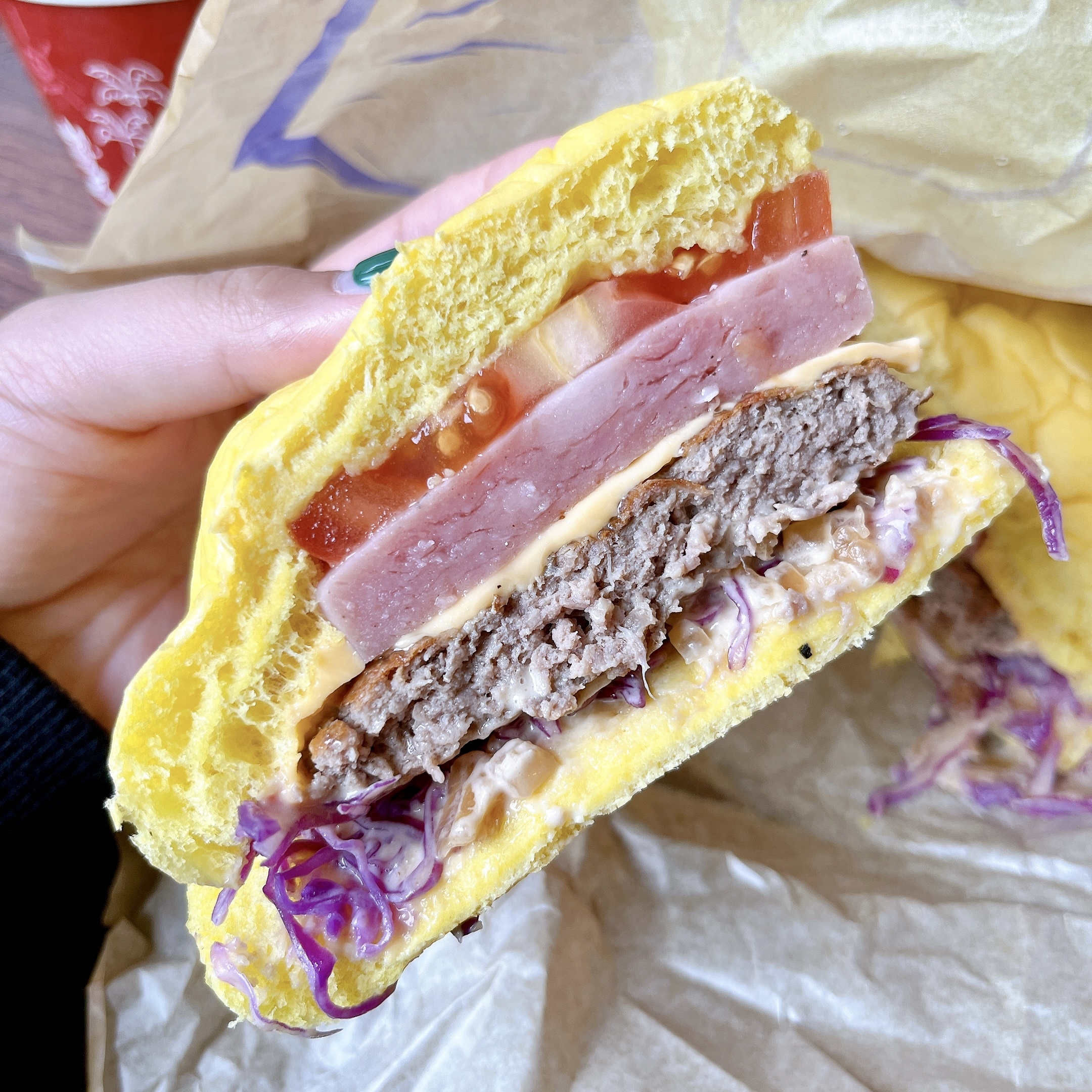 ディズニーシーの「ファンタジースプリングス」の中にあるレストランのメニュー「ダックリングドリームチーズバーガー」